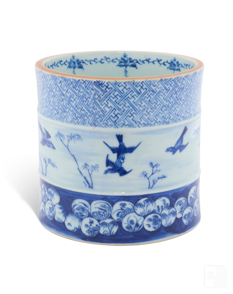 RARE POT À PINCEAUX EN PORCELAINE BLEU BLANC  CHINE, DYNASTIE QING, MARQUE À TREIZE CARACTÈRES EN BLEU SOUS COUVERTE ET DATÉ DE LA DEUXIÈME ANNÉE DU RÈGNE DE L'EMPEREUR DAOGUANG (1821-1850)